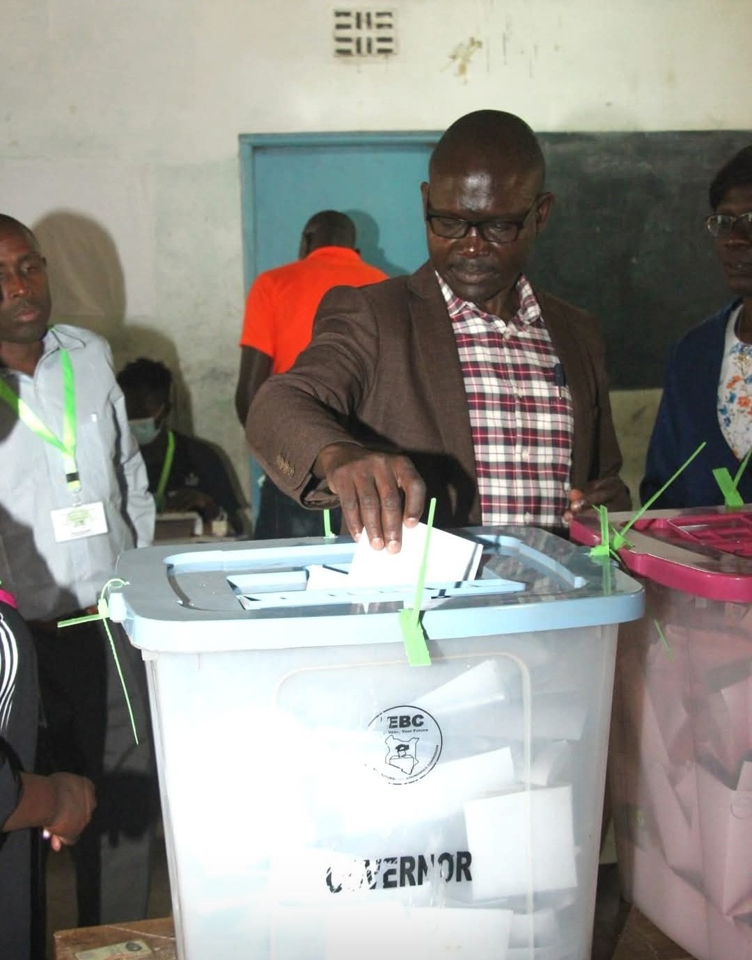 Dan Mogoria casting his vote